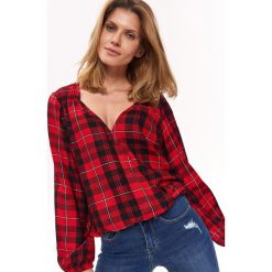 Bluzka w kratę z dekoltem w serek. Czerwone bluzki damskie Top Secret, bez wzorów, z tkaniny, z dekoltem w serek, z długim rękawem. W wyprzedaży za 34,99 zł.