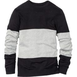 Sweter z okrągłym dekoltem Regular Fit bonprix czarno-jasnoszary melanż w paski. Szare swetry klasyczne męskie marki bonprix, s, w paski, z okrągłym kołnierzem. Za 37,99 zł.