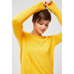 Sweter z dłuższym tyłem. Żółte swetry damskie Moodo, s, bez wzorów, bez rękawów, bez kaptura. Za 39,99 zł.