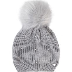 Czapka GUESS - J93Z06 Z1OE0 LHY. Szare czapki damskie Guess, na zimę, z aplikacjami, z poliesteru. W wyprzedaży za 79,00 zł.