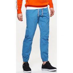 Joggery męskie: Materiałowe joggery – Niebieski