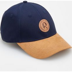 Dwukolorowa czapka z daszkiem - Granatowy. Niebieskie czapki męskie Reserved. Za 39,99 zł.