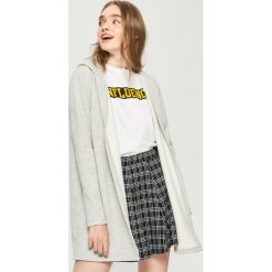 Długa bluza z kapturem - Jasny szar. Szare bluzy z kapturem damskie marki Sinsay, l, z długim rękawem, długie. Za 59,99 zł.