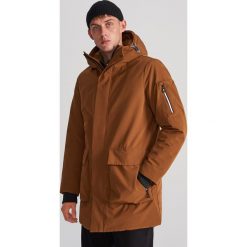 Parka z kapturem i kieszeniami - Brązowy. Pomarańczowe parki męskie Reserved, s, bez wzorów, z kapturem. Za 399,99 zł.