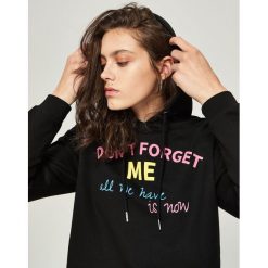 Bluza z kapturem - Czarny. Czarne bluzy damskie Sinsay, s, bez wzorów, bez rękawów, z kapturem. Za 39,99 zł.