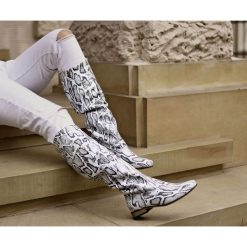 Wsuwane kozaki z motywem węża - skóra naturalna - model 125 - kolor biały wąż. Białe kozaki damskie Zapato, na lato, z jeansu, eleganckie, na wysokim obcasie, na płaskiej podeszwie, bez zapięcia. W wyprzedaży za 449,10 zł.