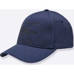 Calvin Klein Jeans - Czapka. Niebieskie czapki z daszkiem damskie marki Calvin Klein Jeans, z bawełny. W wyprzedaży za 119,90 zł.
