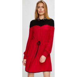 Pinko - Sukienka. Czerwone sukienki damskie marki Pinko, na co dzień, bez wzorów, z wiskozy, casualowe, z włoskim kołnierzykiem, bez rękawów, mini, rozkloszowane. W wyprzedaży za 699,90 zł.