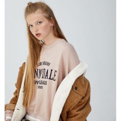 Bluza z haftem Sunnydale. Różowe bluzy damskie Pull&Bear, z haftami, bez rękawów, bez kaptura. Za 89,90 zł.