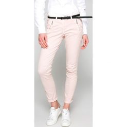 Answear - Spodnie. Różowe spodnie damskie ANSWEAR, s, w paski, z elastanu, casualowe. W wyprzedaży za 59,90 zł.