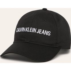 Calvin Klein Jeans - Czapka. Czarne czapki damskie z bawełny. W wyprzedaży za 129,90 zł.