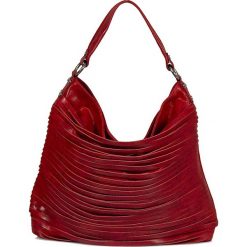 Skórzana torebka w kolorze czerwonym - 34 x 28 x 11 cm. Czerwone torebki klasyczne damskie w paski, ze skóry. W wyprzedaży za 269,95 zł.