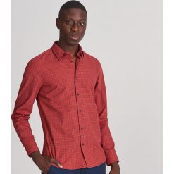 Koszula slim fit z drobnym wzorem - Bordowy. Czerwone koszule męskie Reserved, s, bez wzorów, bez kołnierzyka, bez rękawów. W wyprzedaży za 49,99 zł.