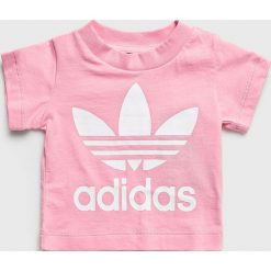 Adidas Originals - Top dziecięcy 62-104 cm. Różowe bluzki dziewczęce adidas Originals, z nadrukiem, z bawełny, z okrągłym kołnierzem, z krótkim rękawem, krótkie, bez kaptura. Za 79,90 zł.