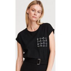 T-shirt z kieszenią - Czarny. Czarne t-shirty damskie Reserved, s, bez wzorów, bez kołnierzyka. Za 39,99 zł.