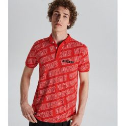 Koszulka polo z napisami all over - Czerwony. Koszulki męskie Cropp. W wyprzedaży za 19,99 zł.