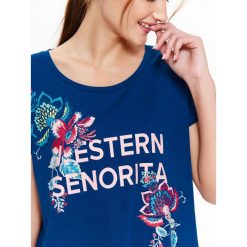T-SHIRT DAMSKI Z NADRUKIEM. Niebieskie t-shirty damskie Top Secret, z nadrukiem. Za 14,99 zł.