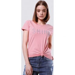 Różowy T-shirt Rich. Różowe bluzki damskie Born2be, s, z nadrukiem, z dzianiny, z okrągłym kołnierzem. Za 29,99 zł.
