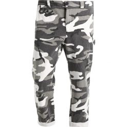 Chinosy męskie: Mennace WORKWEAR TROUSER IN WASHED CAMO Spodnie materiałowe black