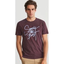 T-shirt z napisem - Fioletowy. Fioletowe t-shirty damskie marki Reserved, s, z napisami, bez kołnierzyka. Za 29,99 zł.