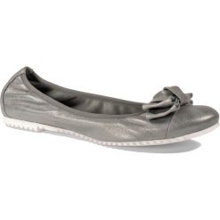 Perłowo-szare skórzane miękkie baleriny z kokardą 40G. Szare baleriny damskie bez wzorów, z jeansu, eleganckie, bez obcasa, na obcasie, bez zapięcia. W wyprzedaży za 169,00 zł.