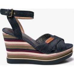 Wrangler - Sandały Sunshine Kelly. Niebieskie koturny damskie Wrangler, bez wzorów, z gumy, bez obcasa, na obcasie. W wyprzedaży za 159,90 zł.