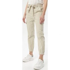 Kremowe Spodnie Cargo Nysadella. Brązowe jeansy damskie Born2be, xl. W wyprzedaży za 49,99 zł.