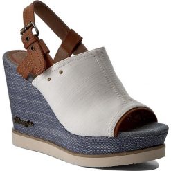 Sandały WRANGLER - Kelly Indigo Sabot WF0742712 White 51. Białe klapki damskie Wrangler, bez wzorów, ze skóry ekologicznej, bez obcasa, na obcasie. W wyprzedaży za 199,00 zł.