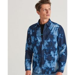 Koszula z motywem tie-dye - Granatowy. Niebieskie koszule męskie Reserved, s, bez wzorów, bez kołnierzyka, bez rękawów. Za 139,99 zł.