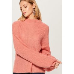 Sweter z bufiastymi rękawami - Pomarańczo. Różowe swetry klasyczne damskie marki Mohito, s. Za 149,99 zł.