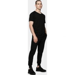 T-shirt męski TSM601 - głęboka czerń - Outhorn. Pomarańczowe koszulki męskie Outhorn, m, bez wzorów, bez kołnierzyka. W wyprzedaży za 29,99 zł.