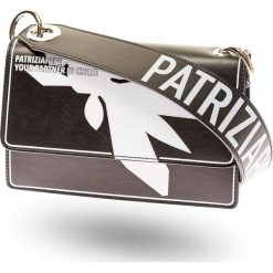TOREBKA PATRIZIA PEPE. Czarne torebki worki damskie Patrizia Pepe, w paski, ze skóry, na ramię, z nadrukiem, bez dodatków. Za 1369,00 zł.