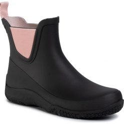 Kalosze TRETORN - Port Low 472819 Black/Blossom 18. Czarne kalosze damskie Tretorn, z tworzywa sztucznego, bez obcasa, bez zapięcia. W wyprzedaży za 309,00 zł.