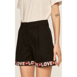 Love Moschino - Szorty. Czarne szorty damskie Love Moschino, z nadrukiem, z tkaniny, casualowe. W wyprzedaży za 579,90 zł.