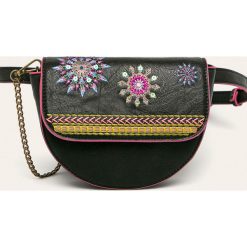 Desigual - Nerka. Brązowe nerki damskie Desigual, z aplikacjami, z poliesteru, małe, z aplikacjami. Za 199,90 zł.