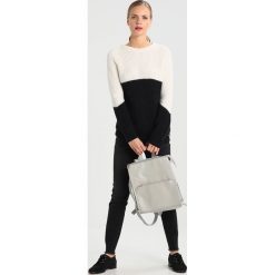 Swetry klasyczne damskie: Rue de Femme Sweter white/black