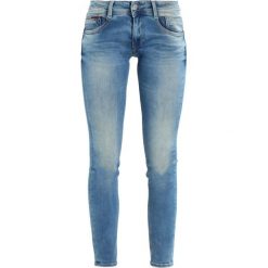 Tommy Jeans LOW RISE SKINNY SCARLETT Jeans Skinny Fit florida light blue stretch. Niebieskie jeansy damskie marki Tommy Jeans. W wyprzedaży za 359,20 zł.