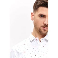 Koszula we wzór dopasowana. Białe koszule męskie Top Secret, na lato, m, bez wzorów, z bawełny, eleganckie, bez kołnierzyka, z długim rękawem. W wyprzedaży za 39,99 zł.
