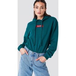 Bluzy damskie: NA-KD Trend Bluza z kapturem i logo NA-KD – Green