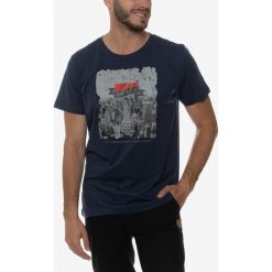 Sam 73 Koszulka Niebieski. Niebieskie podkoszulki męskie Sam 73, s, z nadrukiem, z bawełny, bez kołnierzyka, z krótkim rękawem, krótkie. Za 68,95 zł.