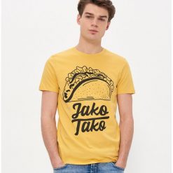 T-shirt z nadrukiem - Żółty. Żółte t-shirty męskie House, s, z nadrukiem, bez kołnierzyka. W wyprzedaży za 29,99 zł.