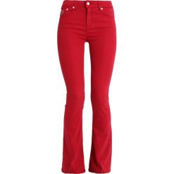LOIS Jeans RAVAL LEA SOFT RAINBOW Jeansy Bootcut blood red. Czerwone boyfriendy damskie LOIS Jeans. Za 459,00 zł.