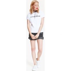 T-SHIRT DAMSKI Z NAPISAMI ORAZ OZDOBNYM WIĄZANIEM Z TYŁU. Białe bluzki damskie Top Secret, z nadrukiem, eleganckie, z dekoltem na plecach. W wyprzedaży za 19,99 zł.