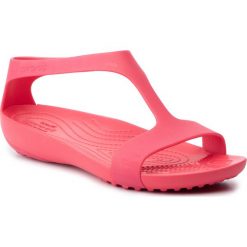 Sandały CROCS - Serena Sandal W 205469 Poppy. Różowe klapki damskie Crocs, bez wzorów, z tworzywa sztucznego, bez obcasa. Za 139,00 zł.