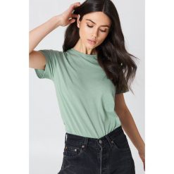 NA-KD Basic T-shirt basic - Green. Zielone t-shirty damskie marki NA-KD Basic, bez wzorów, z bawełny, z okrągłym kołnierzem. W wyprzedaży za 26,47 zł.