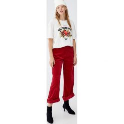Koszulka z owocem granatu. Koszulki damskie Pull&Bear, bez wzorów, bez kołnierzyka, z krótkim rękawem. Za 49,90 zł.