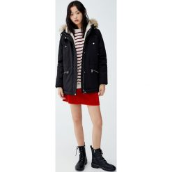 Krótka parka z futrzanym kapturem. Czarne parki damskie Pull&Bear, z futra. Za 299,00 zł.