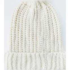 Szenilowa czapka z pomponem. Czapki damskie Pull&Bear, bez wzorów. Za 39,90 zł.