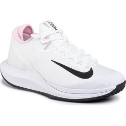 Buty NIKE - Nikecourt Air Zoom Zero Hc AA8022 105 White/Black/Pink Foam. Białe buty sportowe damskie Nike, bez wzorów, z tworzywa sztucznego, sportowe, tenisowe. Za 499,00 zł.