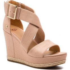 Espadryle UGG - W Calla 1099708 W/Ary. Różowe espadryle damskie Ugg, bez wzorów, ze skóry ekologicznej, bez obcasa, na obcasie. W wyprzedaży za 389,00 zł.